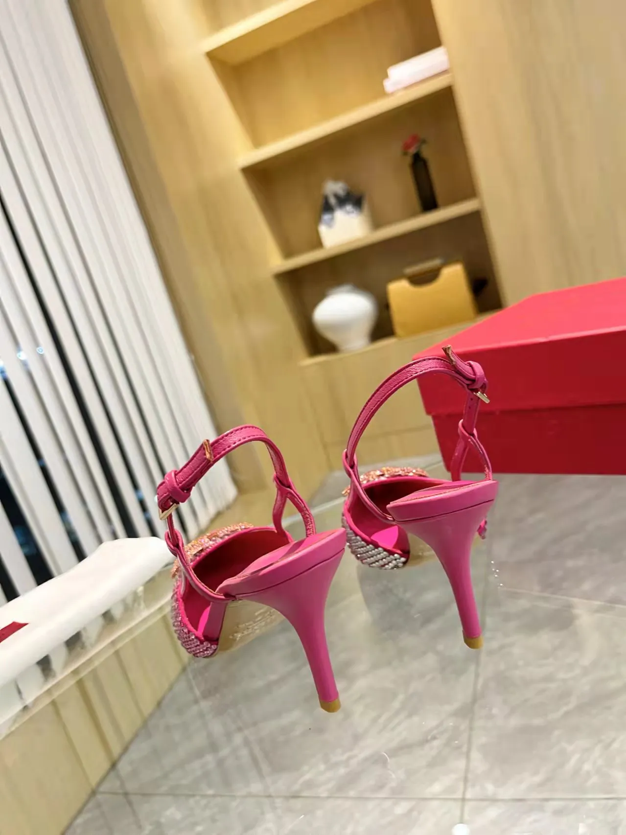 👟👟Ex-factory price 440👟👟 Genuine leather sole + 40 Kloesch diamond buckle Valentino.Valentino big v buckle single shoes ㊙️Latest series of counter genuine version with perfect details. Authentic products are made one to one. All details are consistent with genuine ones. The upper foot is very pedicure type. The key point is that it is very good and easy to control. It does not wear the feet and does not tire the feet. It is a walking artifact. The last shape is completely compared to the counter. The details are perfect. It is impossible to make such an exquisite product without the original version. Exclusive molded brass color. The highest version on the market. Fabric: imported sheepskin, lining and foot pads are all sheepskin. Color: 13 colors available. Sizes (34 to 42). Customized size 34 and 42. Non-returnable and non-exchangeable. Heel height: 7CM. Rubber sole. Genuine leather sole +40